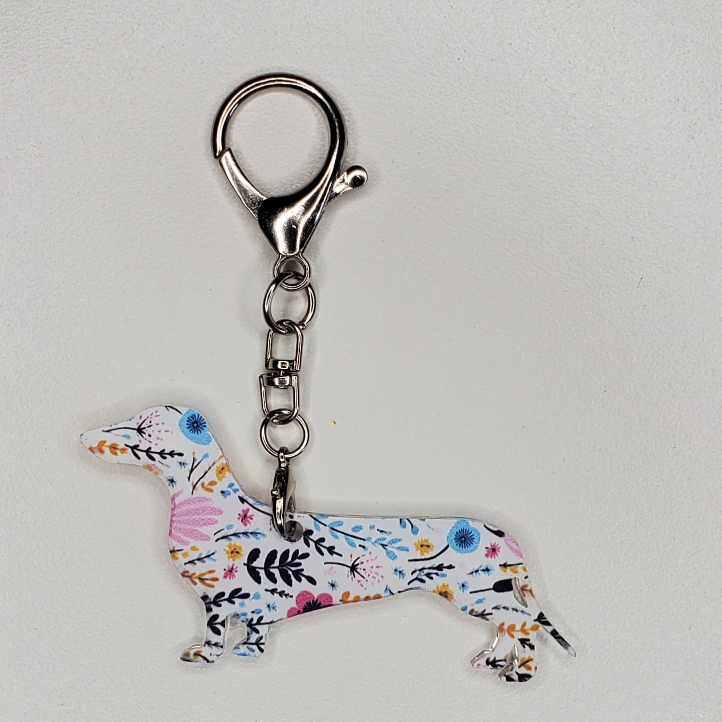 Keychain with floral design. Smooth dachshund. Short hair dachshund
