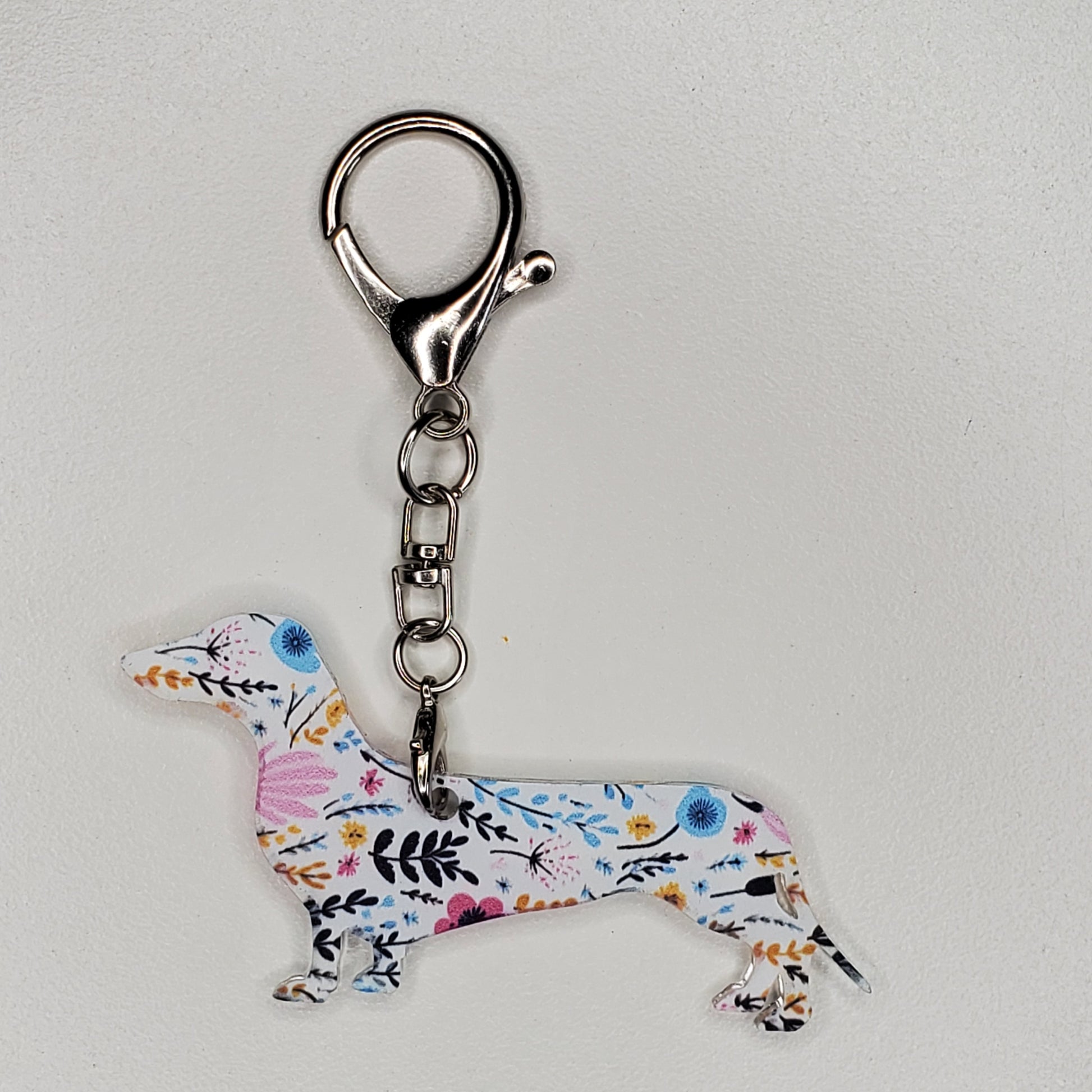 Keychain with floral design. Smooth dachshund. Short hair dachshund